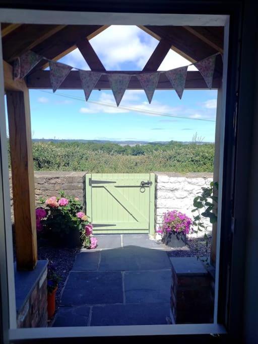 Cosy 2 Bed Cottage Between Snowdonia And The Sea Llandegai Exterior photo
