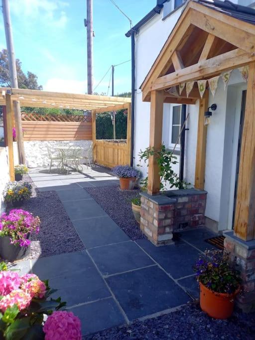 Cosy 2 Bed Cottage Between Snowdonia And The Sea Llandegai Exterior photo