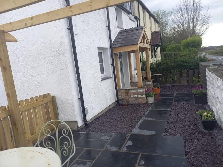 Cosy 2 Bed Cottage Between Snowdonia And The Sea Llandegai Exterior photo